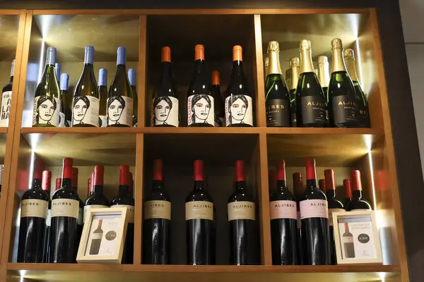 Albacete, Castilla La Mancha, İspanya - 23 Mart 2025: Chinchilla de Montearagon 'daki Los Aljibes Mahzeninde satılık farklı türde şarap