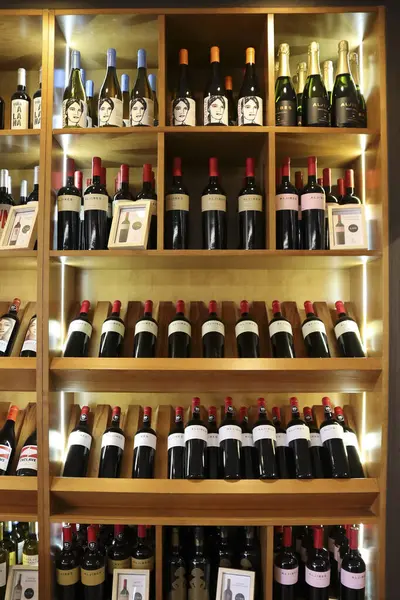 Albacete, Castilla La Mancha, İspanya - 23 Mart 2025: Chinchilla de Montearagon 'daki Los Aljibes Mahzeninde satılık farklı türde şarap