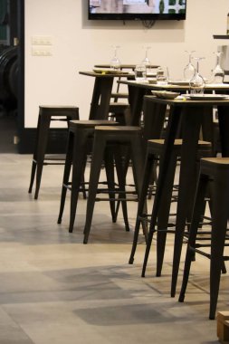 İspanya 'da bir restoranda siyah demir masalar ve tabureler.