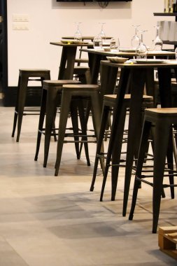 İspanya 'da bir restoranda siyah demir masalar ve tabureler.