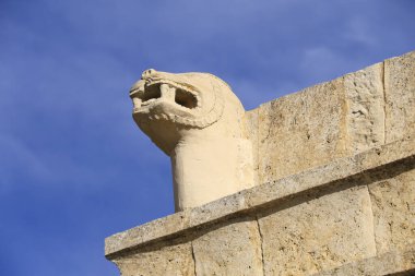 Pozo Moro İberya Cenaze Anıtı 'nın kopyasının taş aslanları Chinchilla de Montearagon, Albacete, İspanya' da bir bakış açısıyla