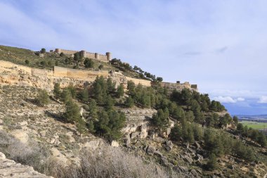 Chinchilla de Montearagon köyünün şatosu, Albacete, İspanya mavi gökyüzü altında
