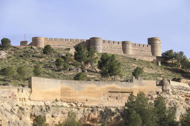Chinchilla de Montearagon köyünün şatosu, Albacete, İspanya mavi gökyüzü altında