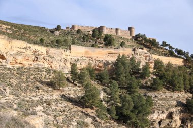 Chinchilla de Montearagon köyünün şatosu, Albacete, İspanya mavi gökyüzü altında