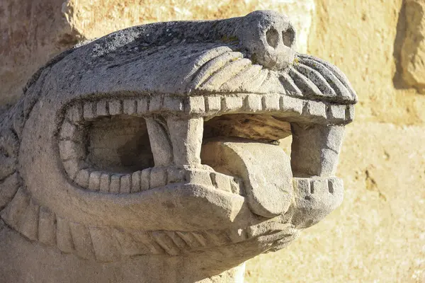 Pozo Moro İberya Cenaze Anıtı 'nın kopyasının taş aslanları Chinchilla de Montearagon, Albacete, İspanya' da bir bakış açısıyla