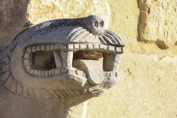 Pozo Moro İberya Cenaze Anıtı 'nın kopyasının taş aslanları Chinchilla de Montearagon, Albacete, İspanya' da bir bakış açısıyla