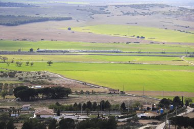 Güneşli bir günde kaleden panoramik tarla manzarası ve Chinchilla de Montearagon kasabası