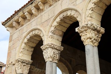 İspanya 'nın eski şehri Segovia' daki San Esteban kilisesinin mimari detayları.