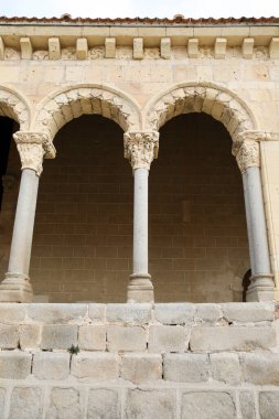 İspanya 'nın eski şehri Segovia' daki San Esteban kilisesinin mimari detayları.