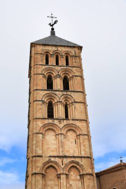 İspanya 'nın eski şehri Segovia' daki San Esteban kilisesinin çan kulesi.