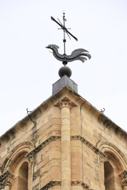 İspanya 'nın Segovia şehrindeki San Esteban kilisesinin çan kulesinden Vane.