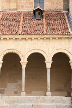 İspanya 'nın eski şehri Segovia' daki San Esteban kilisesinin mimari detayları.