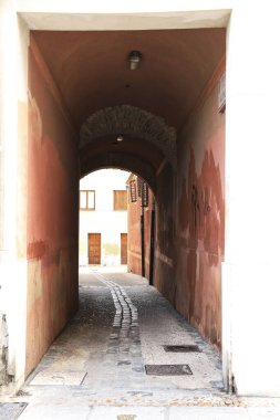 Segovia, Castilla y Leon, İspanya - 5 Nisan 2025: Eski İspanya 'nın Segovia şehrinde dar bir kaldırım taşı caddesi geçidi