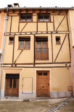 Segovia, Castilla y Leon, İspanya - 5 Nisan 2025: Eski İspanya 'nın Segovia şehrinde güzel cepheli tarihi evler