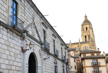 Segovia, Castilla y Leon, İspanya - 5 Nisan 2025: St. Stephen Meydanı 'ndaki Piskoposluk Sarayı cephesi ve arka plandaki Segovia Katedrali