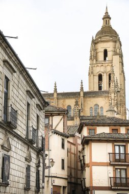 Segovia, Castilla y Leon, İspanya - 5 Nisan 2025: St. Stephen Meydanı 'ndaki Piskoposluk Sarayı cephesi ve arka plandaki Segovia Katedrali