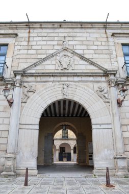 Segovia, Castilla y Leon, İspanya - 5 Nisan 2025: Segovia 'da St. Stephen Meydanı' ndaki Piskoposluk Sarayı girişi