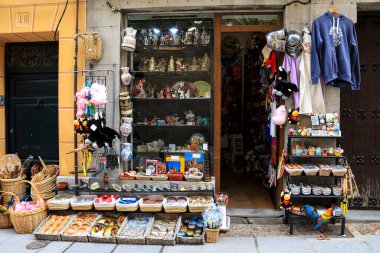 Segovia, Castilla y Leon, İspanya - 5 Nisan 2025 Segovia 'da hediyelik eşya ve el sanatları dükkanı