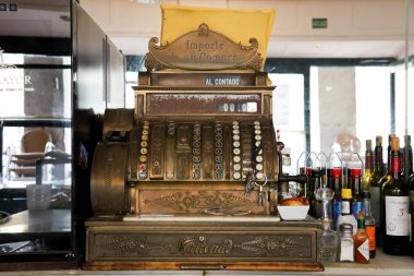 Segovia, Castilla y Leon, İspanya - 5 Nisan 2025: Segovia 'da İspanyol tapas katranında antika kasa