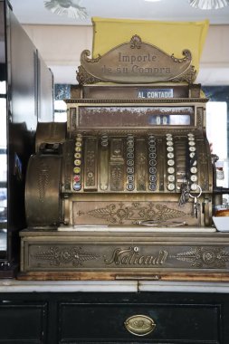 Segovia, Castilla y Leon, İspanya - 5 Nisan 2025: Segovia 'da İspanyol tapas katranında antika kasa