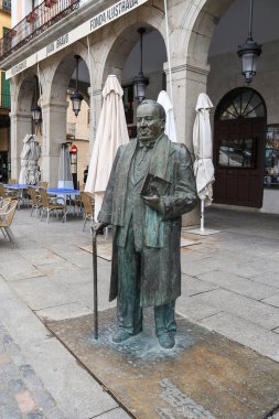 Segovia, Castilla y Leon, İspanya - 5 Nisan 2025: Eski Segovia kentindeki Plaza Belediye Başkanı Meydanı 'nda şair Antonio Machado' nun bronz heykeli