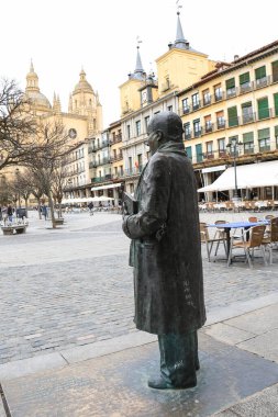 Segovia, Castilla y Leon, İspanya - 5 Nisan 2025: Segovia şehrindeki Plaza Belediye Başkanı Meydanı 'nda şair Antonio Machado' nun bronz heykeli. Arka planda Segovia Katedrali.
