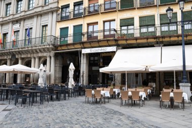 Segovia, Castilla y Leon, İspanya - 5 Nisan 2025: Eski Segovia kentindeki Plaza Belediye Başkanı Meydanı 'ndaki restoranlar ve teraslar