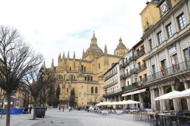 Segovia, Castilla y Leon, İspanya - 5 Nisan 2025 Plaza Belediye Başkanı Meydanı ve arka plandaki Segovia Katedrali