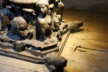 Segovia, Castilla y Leon, İspanya 5 Nisan 2025 Segovia Katedrali 'nin korosuna Lectern' ün ahşap detaylarını kazıdı.