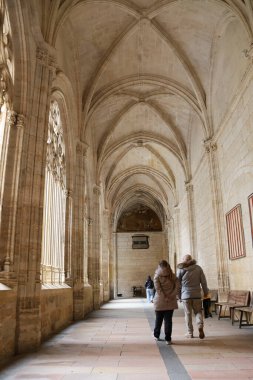 Segovia, Castilla y Leon, İspanya - 5 Nisan 2025: Segovia Katedrali manastırının mimari detayları