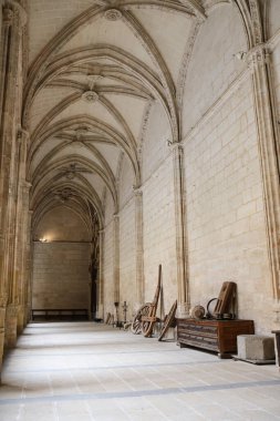 Segovia, Castilla y Leon, İspanya - 5 Nisan 2025: Segovia Katedrali manastırının mimari detayları