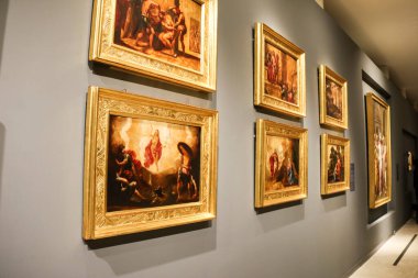 Segovia, Castilla y Leon, İspanya - 5 Nisan 2025: Segovia Katedrali 'nde çeşitli sanat eserleri bulunan resim salonu