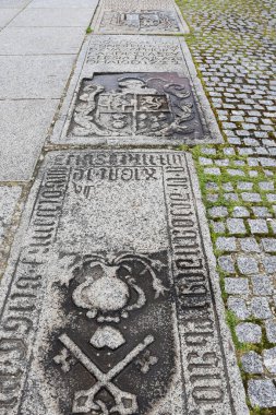 Segovia, Castilla y Leon, İspanya - 5 Nisan 2025 Segovia Katedrali 'nin dışındaki mezarlar