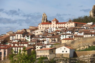 İspanya 'nın Castellon kentindeki bir tepenin üzerinde yer alan kalesi olan Morella' nın panoramik manzarası.