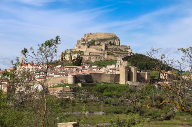 İspanya 'nın Castellon kentindeki bir tepenin üzerinde yer alan kalesi olan Morella' nın panoramik manzarası.