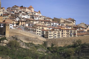 İspanya 'nın Castellon kentindeki bir tepenin üzerinde yer alan kalesi olan Morella' nın panoramik manzarası.