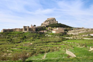 İspanya 'nın Castellon kentindeki bir tepenin üzerinde yer alan kalesi olan Morella' nın panoramik manzarası.