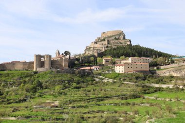 İspanya 'nın Castellon kentindeki bir tepenin üzerinde yer alan kalesi olan Morella' nın panoramik manzarası.