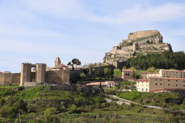 İspanya 'nın Castellon kentindeki bir tepenin üzerinde yer alan kalesi olan Morella' nın panoramik manzarası.