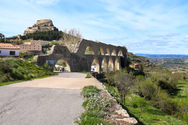 Morella, Castellon, İspanya... 18 Nisan 2025 'te İspanya' nın Castellon ilindeki bir tepenin üzerinde yer alan kalesi ile Morella 'nın su kemeri.