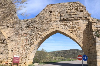 Morella, Castellon, İspanya... 18 Nisan 2025 'te İspanya' nın Castellon ilindeki bir tepenin üzerinde yer alan kalesi ile Morella 'nın su kemeri.