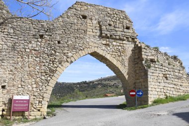 Morella, Castellon, İspanya... 18 Nisan 2025 'te İspanya' nın Castellon ilindeki bir tepenin üzerinde yer alan kalesi ile Morella 'nın su kemeri.