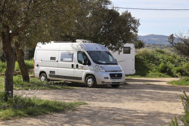 Morella, Castellon, İspanya... 18 Nisan 2025: Morella kasabasında karavan, karavan ve kamp alanı