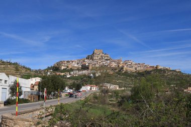Morella, Castellon, İspanya 18 Nisan 2025 'te İspanya' nın Castellon eyaletindeki bir tepenin üzerinde yer alan şatosu Morella 'nın panoramik manzarası.