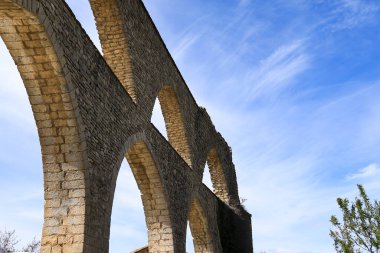 İspanya 'nın Castellon kentindeki bir tepenin üzerinde, kalesi olan Morella' nın su kemeri.