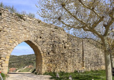 İspanya 'nın Castellon kentindeki bir tepenin üzerinde, kalesi olan Morella' nın su kemeri.