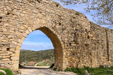 İspanya 'nın Castellon kentindeki bir tepenin üzerinde, kalesi olan Morella' nın su kemeri.