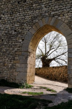 İspanya 'nın Castellon kentindeki bir tepenin üzerinde, kalesi olan Morella' nın su kemeri.