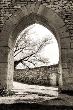 İspanya 'nın Castellon eyaletindeki bir tepenin tepesinde yer alan şatosu ile çevrili Morella Su kemerinin kemeri.