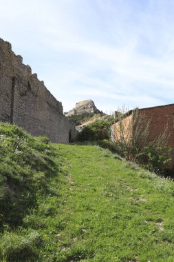 İspanya 'nın Castellon kentindeki bir tepenin üzerinde, kalesi olan Morella' nın su kemeri.